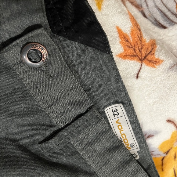 Gray Volcom Mens Shorts 32" - Picture 3 of 4